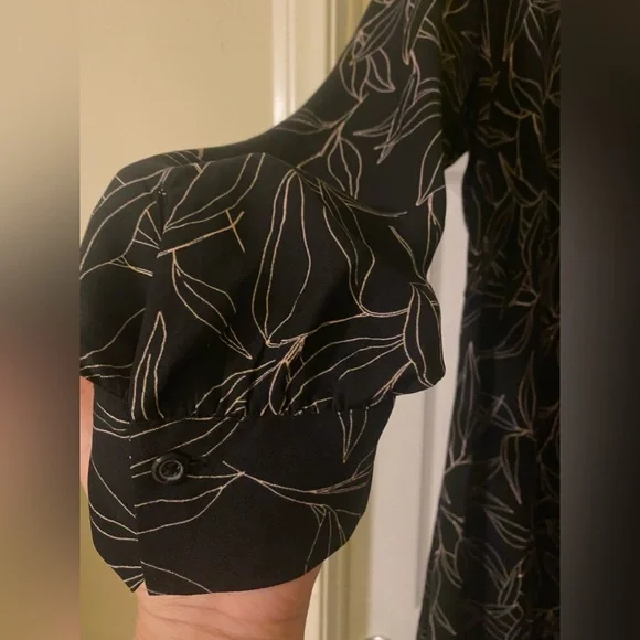 Excellent condition/never worn. Long sleeved and button up dress in front. - Picture 4 of 7